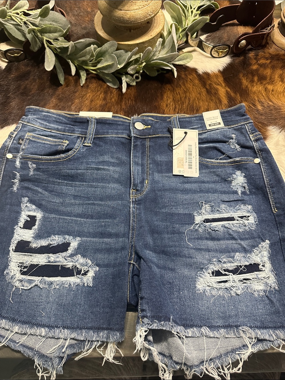 NWT judy Blue Distressed Dark Blue mid-Rise Denim Shorts